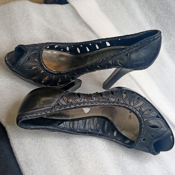 Guess Black Leather Platform Sandals Shoes Pumps with cut out design 4" Heels - Picture 4 of 9